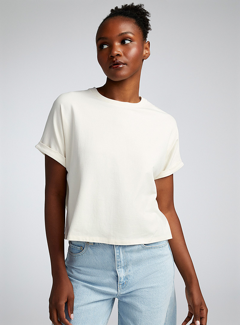 Twik: Le t-shirt carré manches roulées Beige crème pour femme