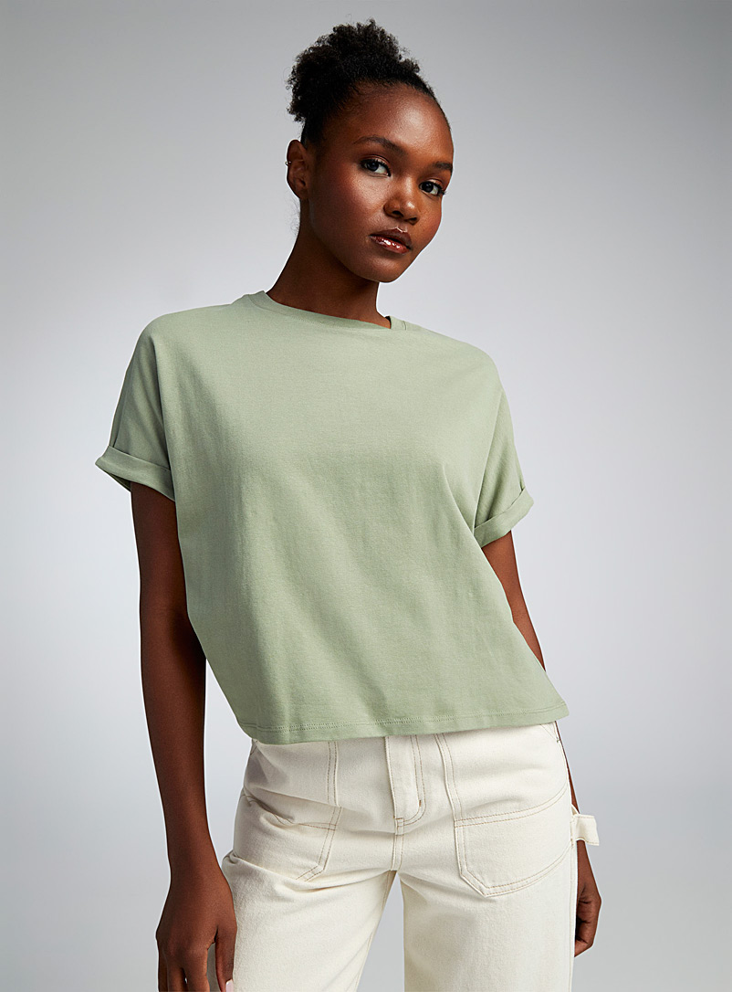 Twik: Le t-shirt carré manches roulottées Vert pour femme