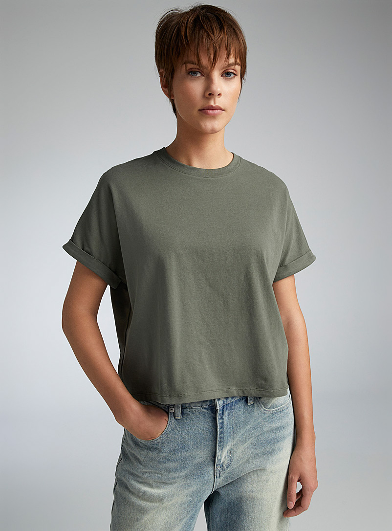 Twik: Le t-shirt carré manches roulottées Vert foncé - Mousse pour femme
