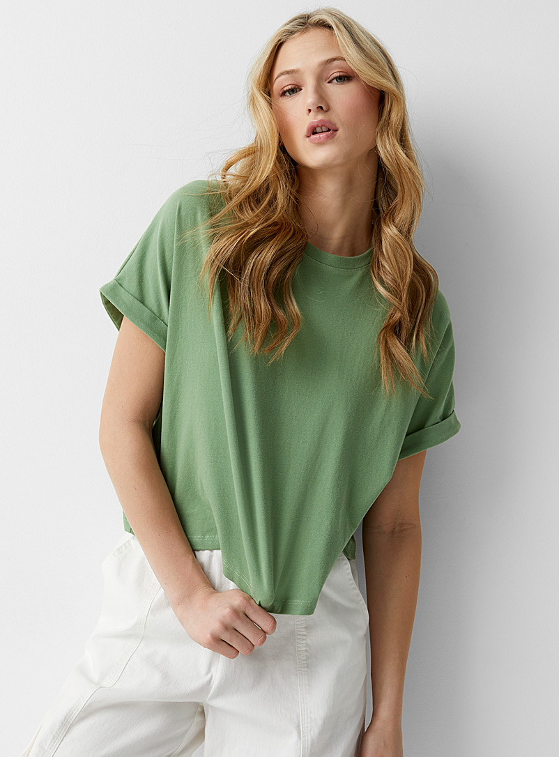 Twik: Le t-shirt carré manches roulées Vert bouteille pour femme