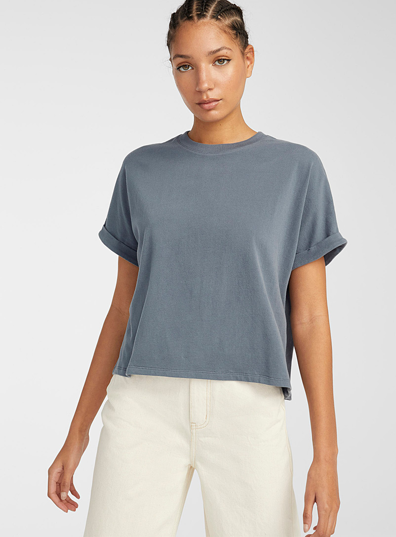 Twik: Le t-shirt carré manches roulées Bleu moyen-ardoise pour femme