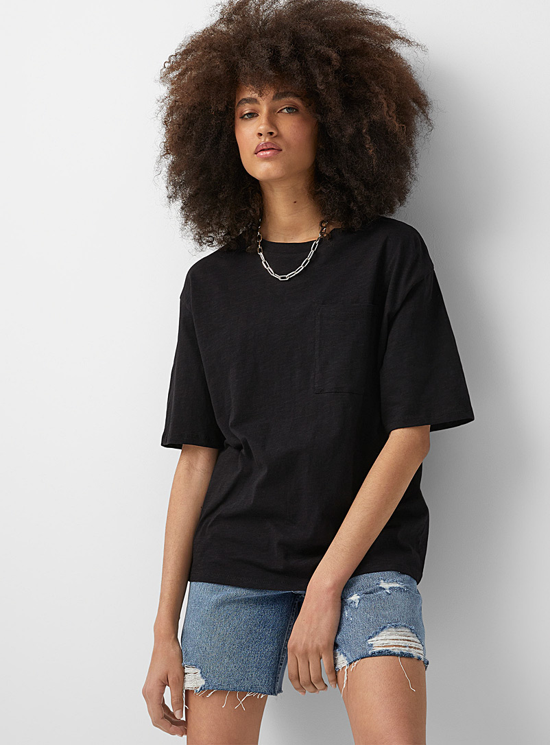 Twik: Le t-shirt carré à pochette Noir pour femme