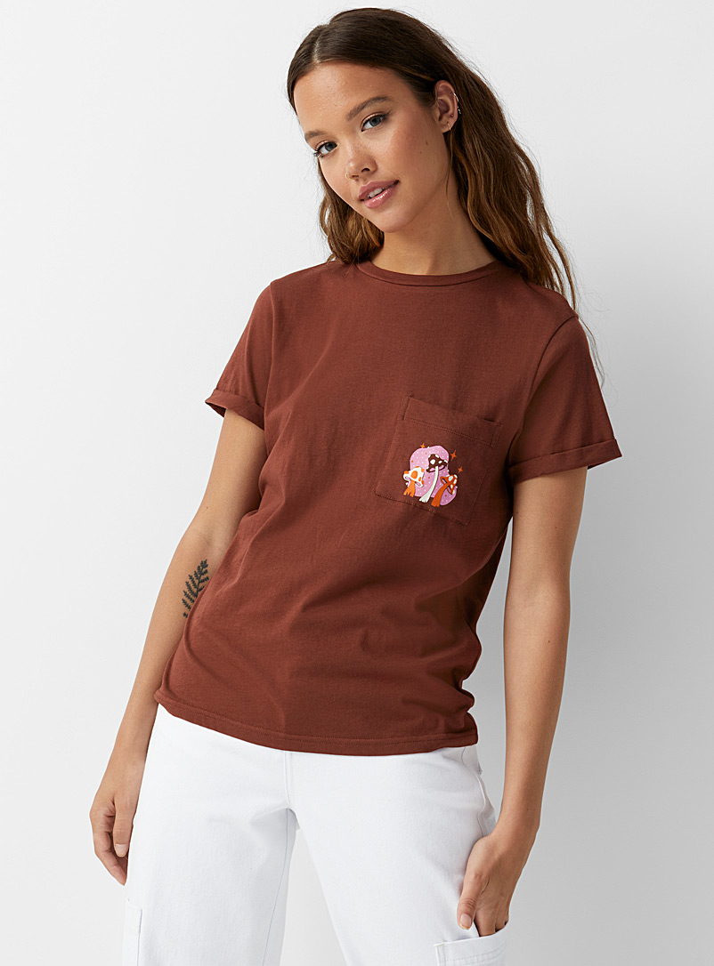Twik: Le t-shirt pochette imprimée Brun foncé pour femme
