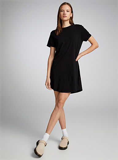 https://imagescdn.simons.ca/images/6955-211526-1-A1_3/straight-fit-organic-cotton-t-shirt-dress.jpg?__=100