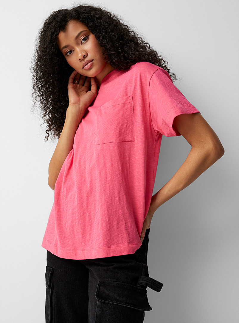 Twik: Le t-shirt carré ample à poche Rose pour femme
