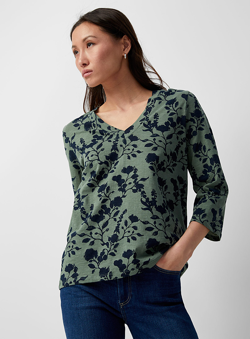 Contemporaine: Le t-shirt col V motif mode Vert à motifs pour femme