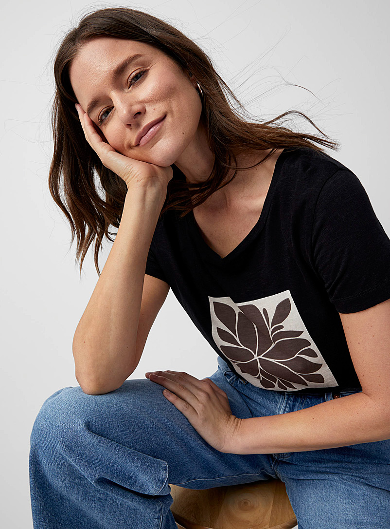 Contemporaine: Le t-shirt motif artistique Brun pâle-taupe pour femme