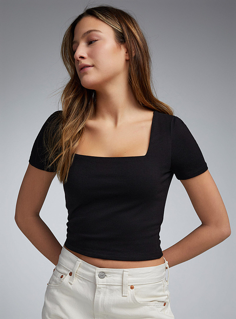 Twik: Le t-shirt court col carré manches courtes Noir pour femme