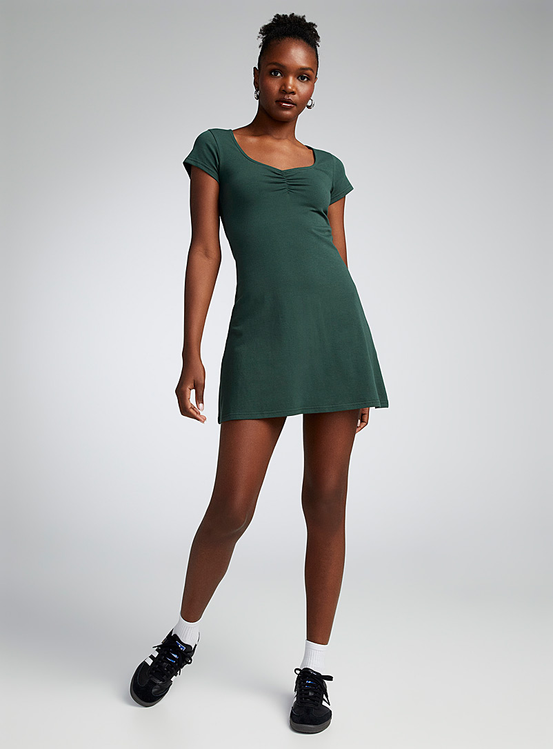 Twik: La robe ajustée-évasée fronce centrale Kaki - Sauge - Olive pour femme