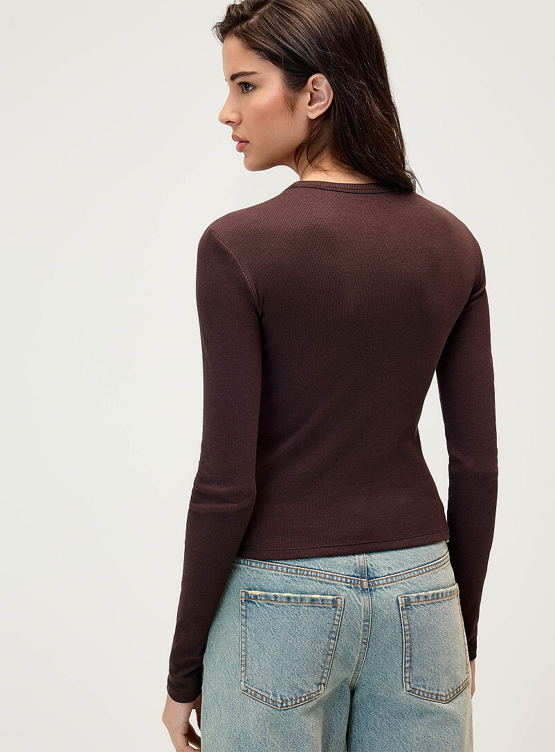Twik: Le t-shirt manches longues fines c&ocirc;tes <b>Coupe tr&egrave;s ajust&eacute;e</b> Brun pour femme