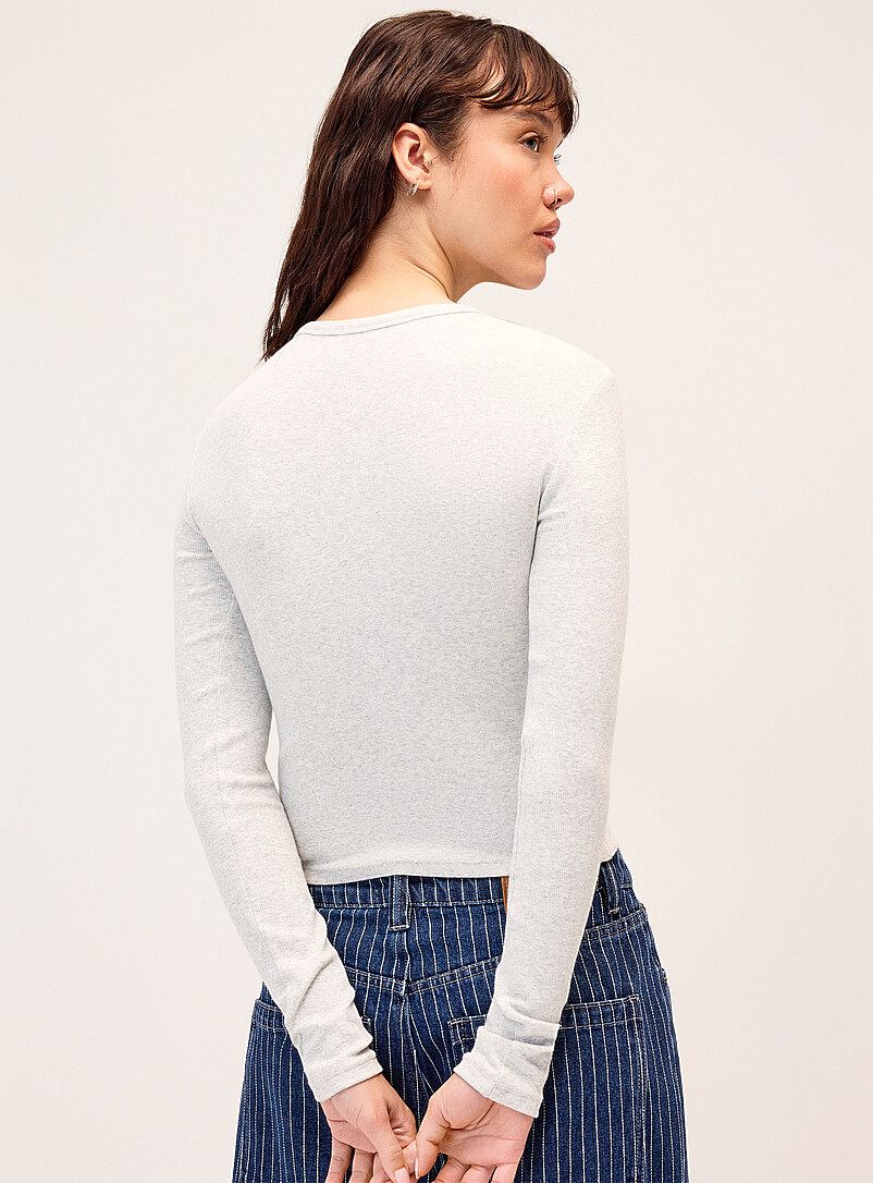 Twik: Le t-shirt manches longues fines c&ocirc;tes <b>Coupe tr&egrave;s ajust&eacute;e</b> Brun pour femme