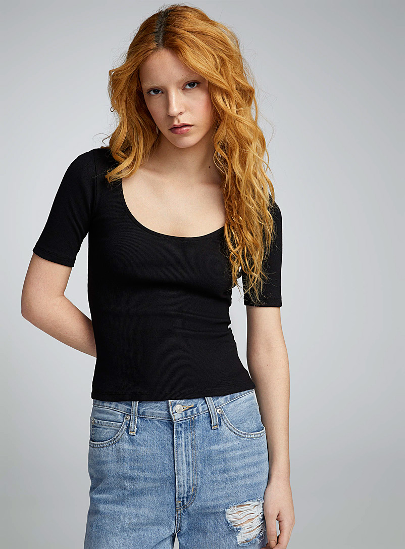 Twik: Le t-shirt col dégagé minicôtes <b>Coupe très ajustée</b> Noir pour femme