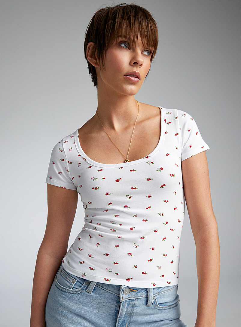Twik: Le t-shirt col dégagé ajusté Blanc à motifs pour femme