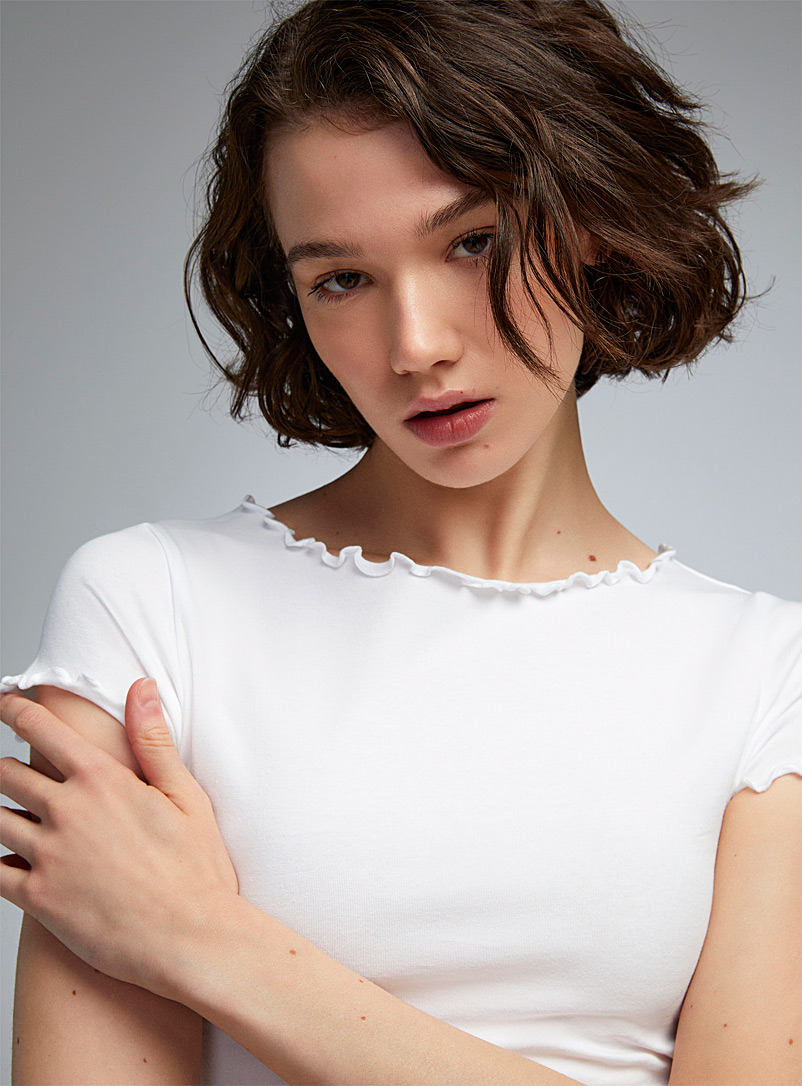 Twik: Le t-shirt court bords à frisons Blanc pour femme