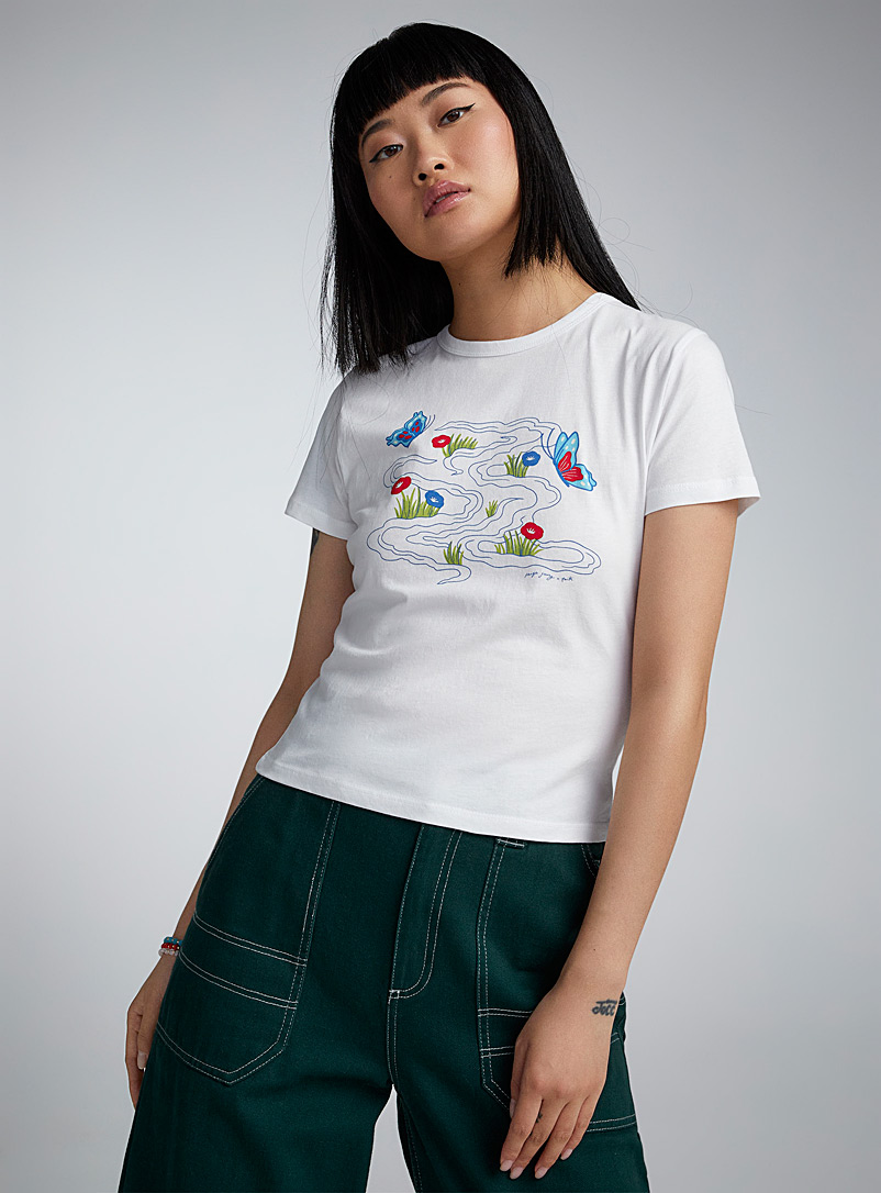 Twik x Paige Jung: Le t-shirt cascades et papillons <b>Collection L'année du Dragon</b> Blanc à motifs pour femme