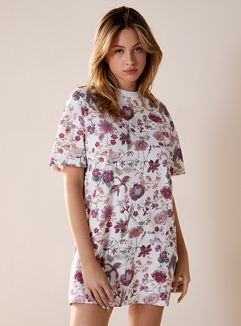 Miiyu: Le t-shirt de nuit floraison d'été <b>Fabrication circulaire</b> Blanc à motifs pour femme