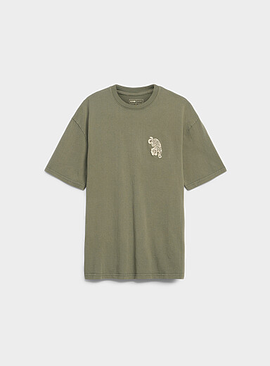 Le t-shirt d&eacute;lav&eacute; broderie ludique <b>Coupe r&eacute;guli&egrave;re</b>