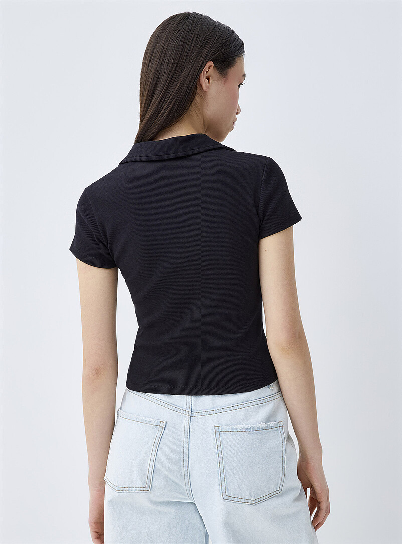 Twik: Le t-shirt col Johnny fines c&ocirc;tes Noir pour femme