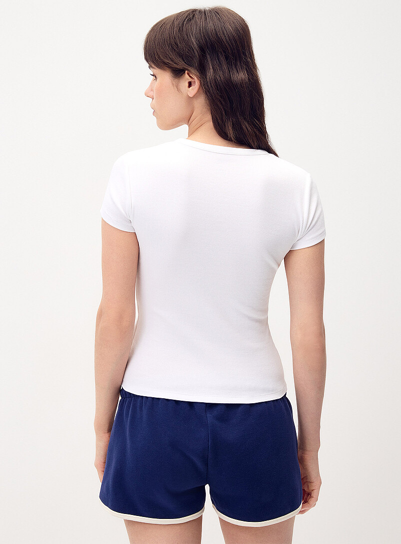 Twik: Le t-shirt boutonn&eacute; fines c&ocirc;tes Blanc pour femme