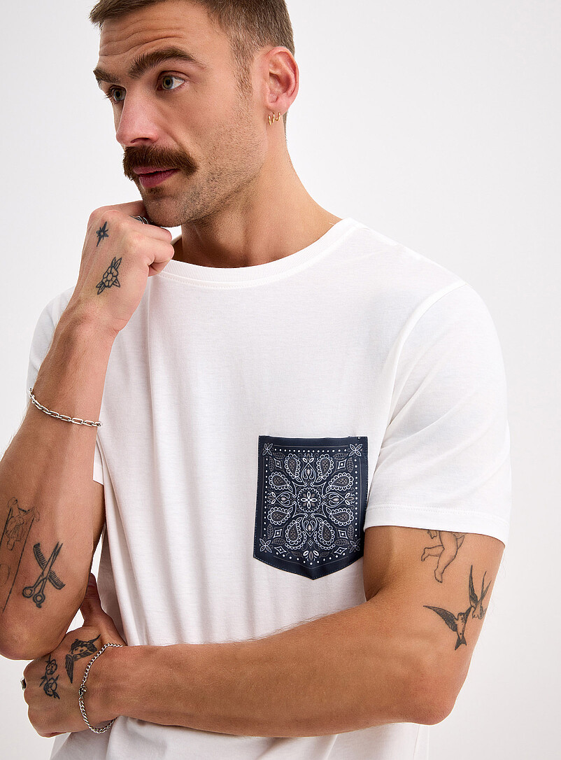 Le 31: Le t-shirt pochette imprim&eacute;e <b>Coupe standard</b> Noir pour homme
