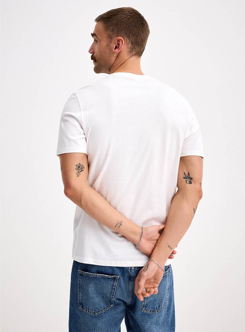 Le 31: Le t-shirt pochette imprim&eacute;e <b>Coupe standard</b> Noir pour homme