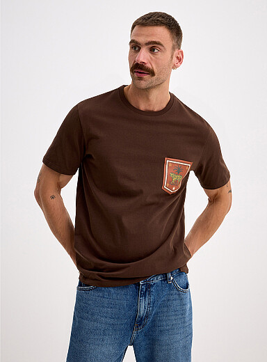 Le 31: Le t-shirt pochette imprim&eacute;e <b>Coupe standard</b> Brun pour homme