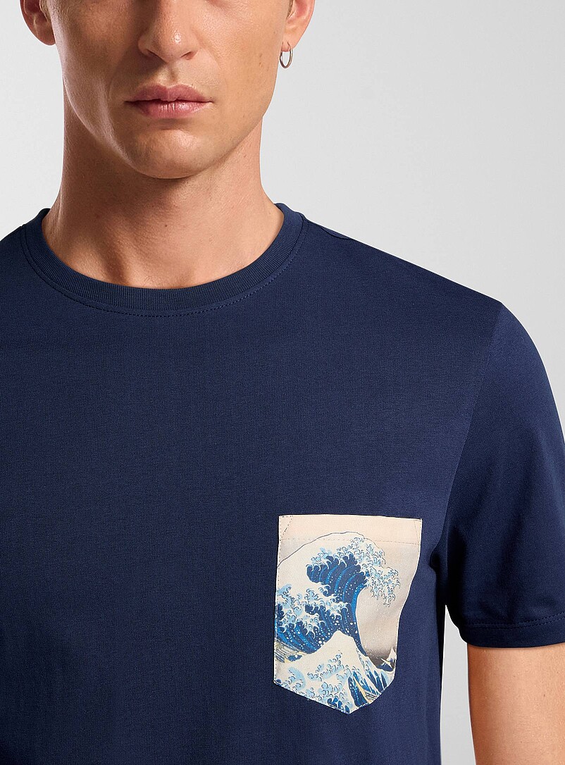 Le 31: Le t-shirt pochette imprim&eacute;e <b>Coupe standard</b> Noir pour homme