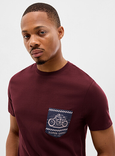 Le t-shirt pochette imprim&eacute;e <b>Coupe standard</b>