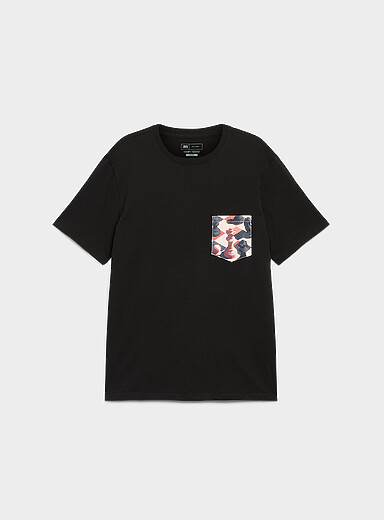 Le t-shirt pochette imprim&eacute;e <b>Coupe standard</b>
