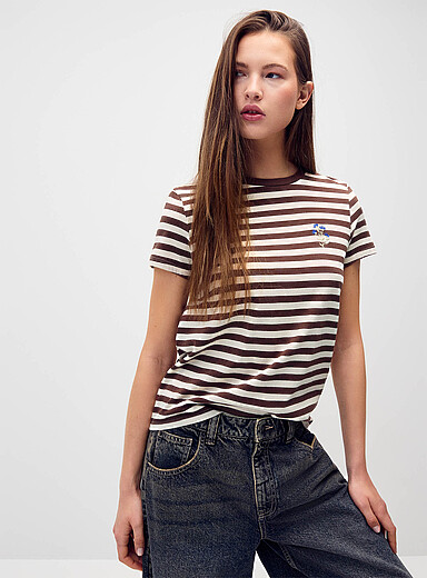 Le t-shirt ray&eacute; petite broderie <b>Coupe d&eacute;contract&eacute;e</b>