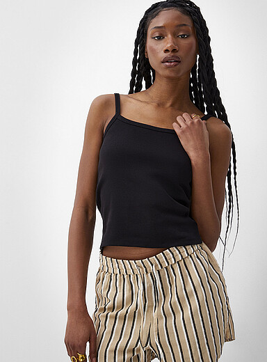 La camisole &eacute;court&eacute;e fines c&ocirc;tes