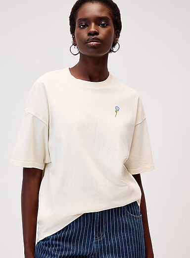 Twik: Le t-shirt d&eacute;lav&eacute; imprim&eacute; <b>Coupe ample</b> Beige clair pour femme