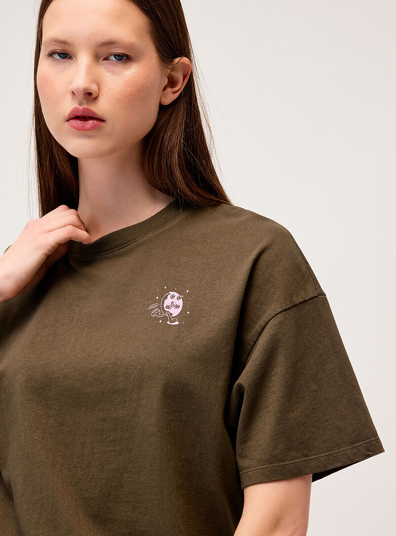 Twik: Le t-shirt d&eacute;lav&eacute; imprim&eacute; <b>Coupe ample</b> Matcha pour femme