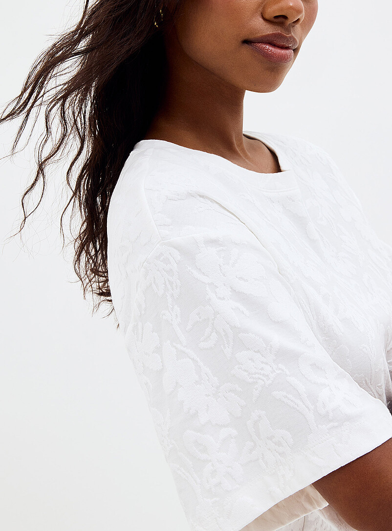 Contemporaine: Le t-shirt fleurs emboss&eacute;es Bourgogne pour femme