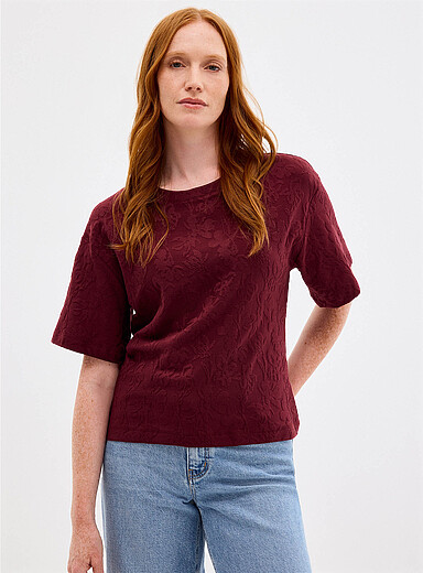 Le t-shirt fleurs emboss&eacute;es