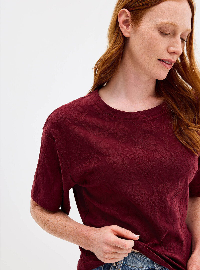 Contemporaine: Le t-shirt fleurs emboss&eacute;es Bourgogne pour femme