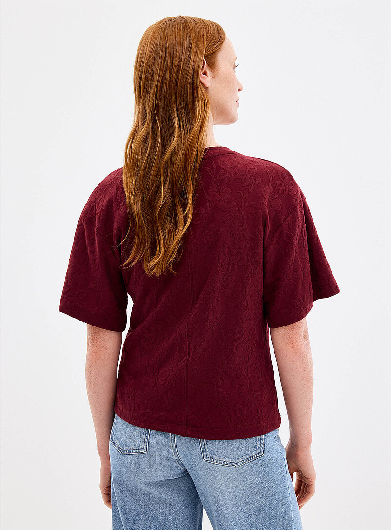 Contemporaine: Le t-shirt fleurs emboss&eacute;es Bourgogne pour femme