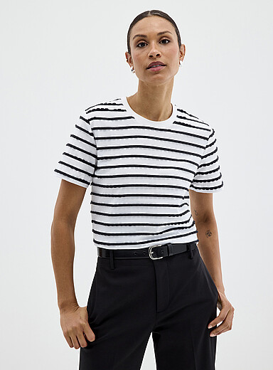 Le t-shirt rayures festonn&eacute;es relief