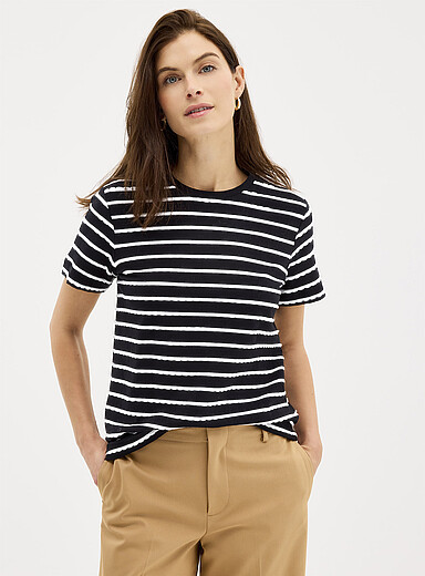Le t-shirt rayures festonn&eacute;es relief