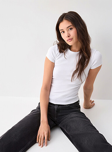 Le t-shirt ajust&eacute; c&ocirc;tel&eacute; uni