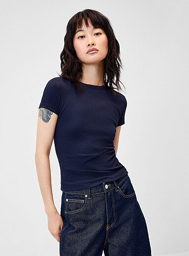 Twik: Le t-shirt ajust&eacute; c&ocirc;tel&eacute; uni Bleu fonc&eacute; - Indigo pour femme