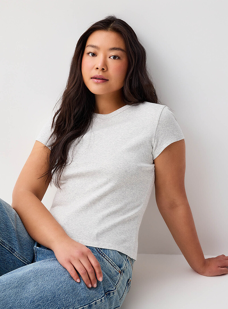 Twik: Le t-shirt ajust&eacute; c&ocirc;tel&eacute; uni Blanc pour femme