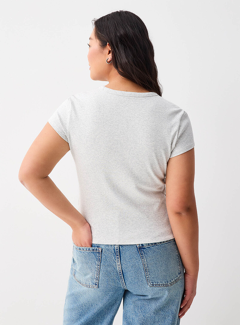 Twik: Le t-shirt ajust&eacute; c&ocirc;tel&eacute; uni Blanc pour femme