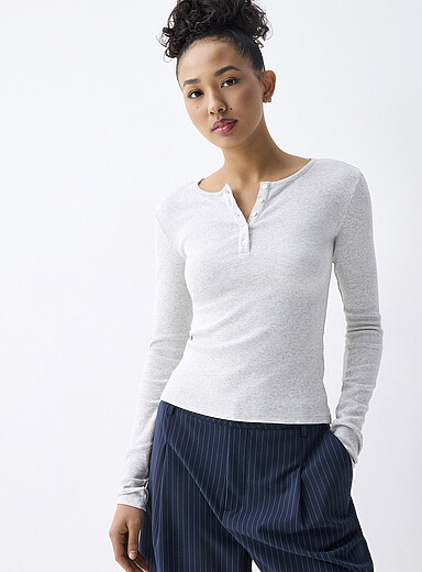 Le t-shirt henley ajust&eacute; c&ocirc;tel&eacute;