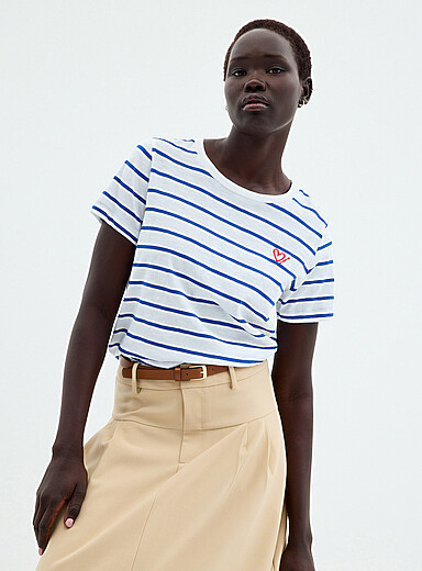 Contemporaine: Le t-shirt flamm&eacute; ray&eacute; c&oelig;ur brod&eacute; Bleu royal - Saphir pour femme
