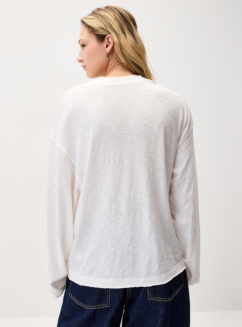 Twik: Le t-shirt manches longues flamm&eacute; bord ciseaux Blanc cass&eacute; pour femme