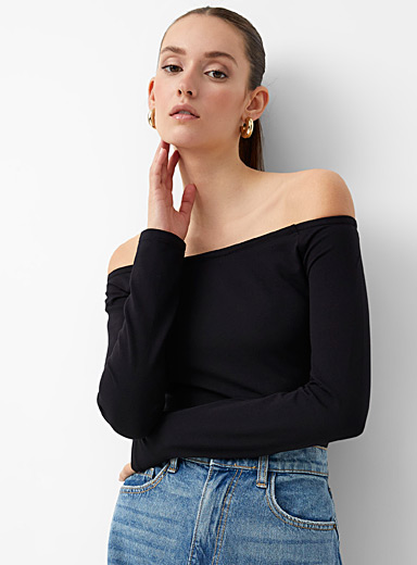 Exposed shoulders fitted T-shirt 