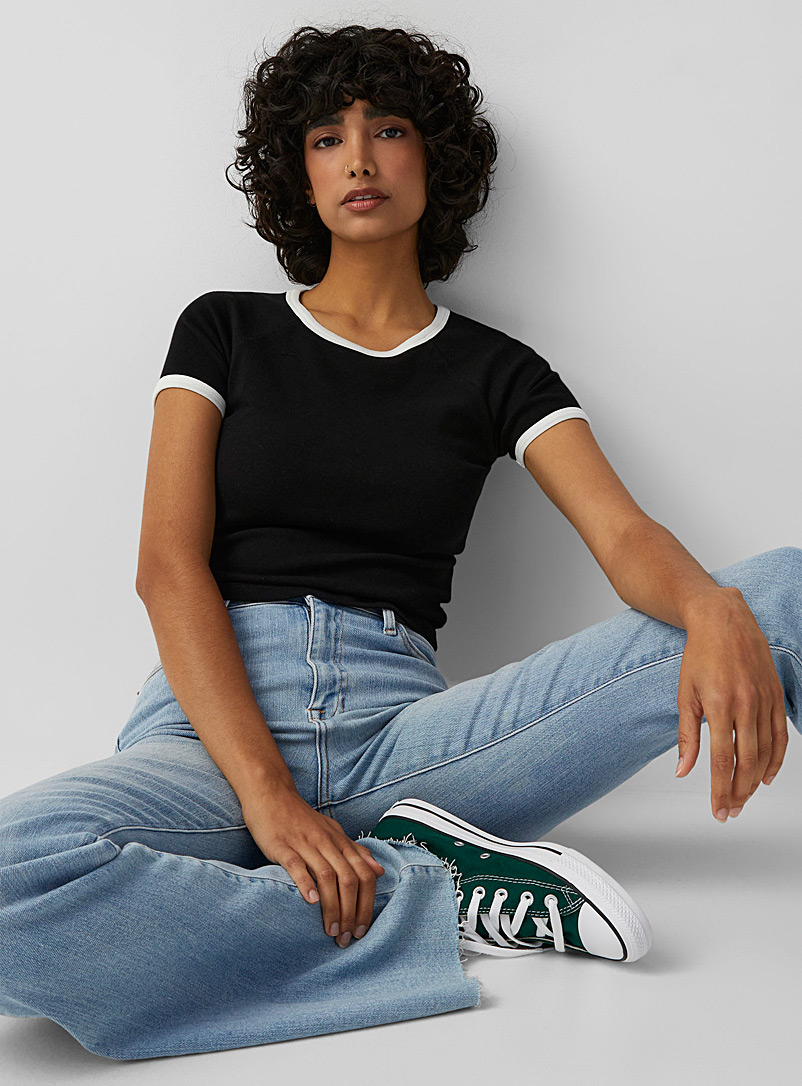 Twik: Le t-shirt court bord contraste Blanc et noir pour femme