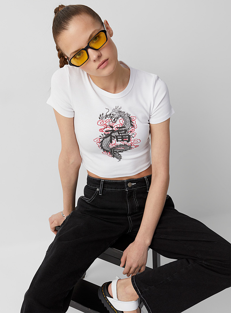 Twik: Le t-shirt court imprimé nostalgie Blanc à motifs pour femme