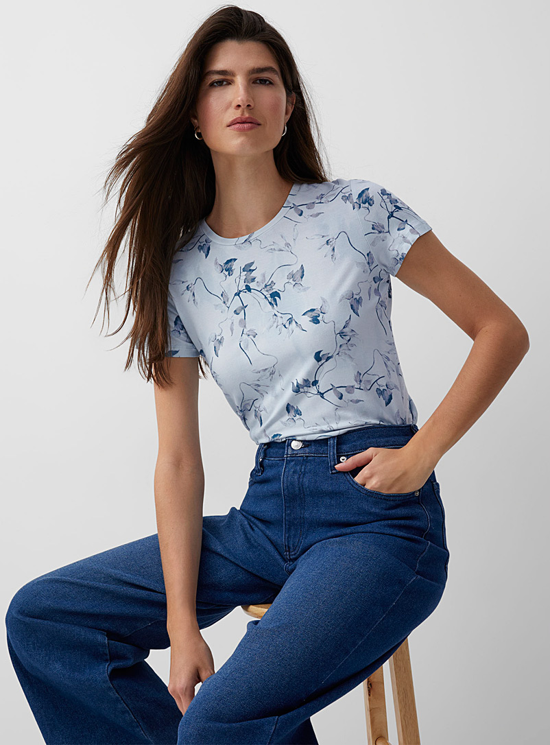 Contemporaine: Le t-shirt col rond imprimé unique Bleu pâle-bleu poudre pour femme